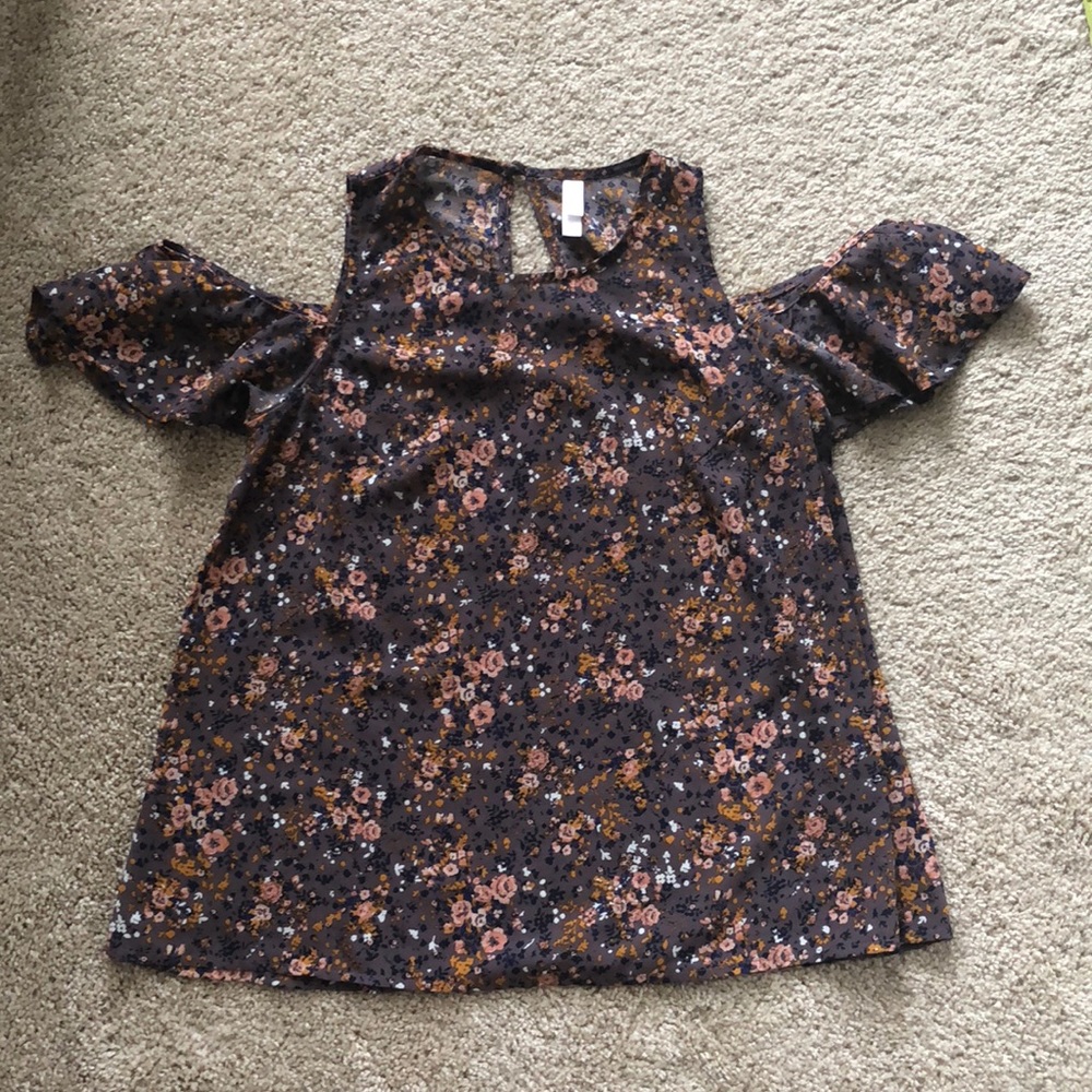 New cold shoulder top Small